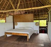 3,2-hektárový pozemok na útese, Kizimkazi, Zanzibar - Drevená posteľ v chate s podlahou s dreveným dekorom pod komerčné pozemky.
