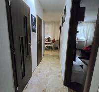 Predaj,trojizbový byt SNP, Holíč - Chodba v 3-izbovom byte s dlažbou a výhľadom do obývačky a kuchyne.