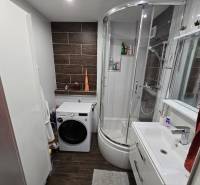 Predaj,trojizbový byt SNP, Holíč - Kúpeľňa s práčkou, sprchovým kútom a moderným obkladom v 3-izbovom byte.
