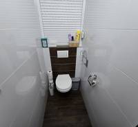 Predaj,trojizbový byt SNP, Holíč - Kúpeľňa s WC a podlahou s dreveným dekorom v 3-izbovom byte.