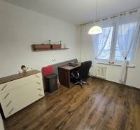 Predaj,trojizbový byt SNP, Holíč - Pracovňa v 3-izbovom byte s podlahou s dreveným dekorom, stolom a stoličkou.