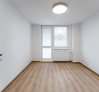 MICHALOVSKÁ:  moderný 3 izb. byt. REKONŠTRUKCIA, ZARIADENIE, LOGGIA.  - Izba v 3-izbovom byte s podlahou s dreveným dekorom a veľkým oknom.