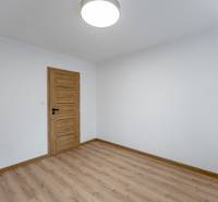 MICHALOVSKÁ:  moderný 3 izb. byt. REKONŠTRUKCIA, ZARIADENIE, LOGGIA.  - Izba s podlahou s dreveným dekorom a drevenými dverami v 3-izbovom byte.