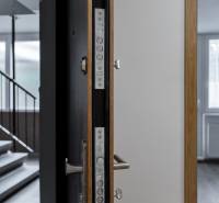 MICHALOVSKÁ:  moderný 3 izb. byt. REKONŠTRUKCIA, ZARIADENIE, LOGGIA.  - Pootvorené dvere do 3-izbového bytu, vidieť podlahu s dreveným dekorom a okno.