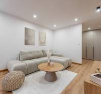 MICHALOVSKÁ:  moderný 3 izb. byt. REKONŠTRUKCIA, ZARIADENIE, LOGGIA.  - Obývačka v 3-izbovom byte s pohodlnou sedačkou a podlahou s dreveným dekorom.