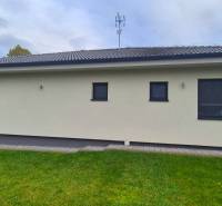 Na predaj 4 izbový RD v obci  Studienka, garáž, sauna, pozemok 719 m2 - Rodinný dom v Studienke s terasou, zeleným trávnikom a modernou fasádou.