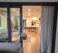 Na predaj 4 izbový RD v obci  Studienka, garáž, sauna, pozemok 719 m2 - Interiér rodinného domu s podlahou s dreveným dekorom a pohodlným sedením.