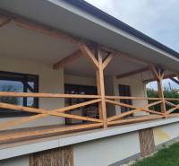 Na predaj 4 izbový RD v obci  Studienka, garáž, sauna, pozemok 719 m2 - Rodinný dom v Studienke má terasu s dreveným zábradlím a priľahlým trávnikom.