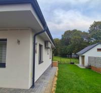 Na predaj 4 izbový RD v obci  Studienka, garáž, sauna, pozemok 719 m2 - Rodinný dom v Studienke s terasou, záhradným nábytkom a upravenou záhradou.