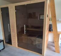 Na predaj 4 izbový RD v obci  Studienka, garáž, sauna, pozemok 719 m2 - Interiér rodinného domu so saunou, ventilátorom a umývadlom na drevenom stole.