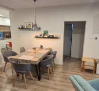 Na predaj 4 izbový RD v obci  Studienka, garáž, sauna, pozemok 719 m2 - Jedáleň v rodinnom dome s dekorom drevenej podlahy a stolom pre šesť osôb.