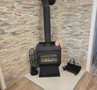 Na predaj 4 izbový RD v obci  Studienka, garáž, sauna, pozemok 719 m2 - Krb na drevo v rohu miestnosti s kamenným obkladom a podlahou s dreveným dekorom.