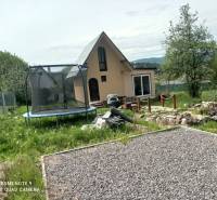 REZERVOVANÉ Chatka na krásnom mieste v kľudnom prostredí - Chata v Hliníku nad Hronom s trampolínou a kamenitou cestou v záhrade.