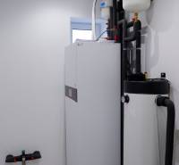 Ponúkame na predaj 4izb rodinný dom v štandarde v obci Radava - Zariadenie kúpeľne v rodinnom dome s bojlermi a rúrami, svetlé steny.