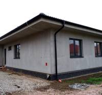 Ponúkame na predaj 4izb rodinný dom v štandarde v obci Radava - Rodinný dom v Radave s jednoduchou fasádou a šikmou strechou v stave výstavby.