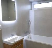 Ponúkame na predaj 4izb rodinný dom v štandarde v obci Radava - Kúpeľňa s vaňou a umývadlom, doplnená podsvieteným zrkadlom v rodinnom dome.