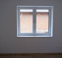 Ponúkame na predaj 4izb rodinný dom v štandarde v obci Radava - Miestnosť v rodinnom dome s veľkým oknom a podlahou s dreveným dekorom.