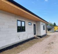 Ponúkame na predaj štvorizbový rodinný dom v obci Radava. - Rodinný dom v Radave počas výstavby s nezateplenou fasádou a štrkovou cestou.