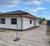 Ponúkame na predaj štvorizbový rodinný dom v obci Radava. - V Radave prebieha výstavba rodinného domu so šikmou strechou a bielou fasádou.