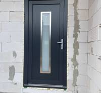 Ponúkame na predaj štvorizbový rodinný dom v obci Radava. - Vstupné dvere rodinného domu v Radave, obklopené tehlovým murivom.