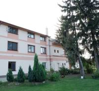 Ponúkame na predaj penzión v Poľnom Kesove - Budova hotela a penziónu v Poľnom Kesove obklopená zeleňou a stromami.