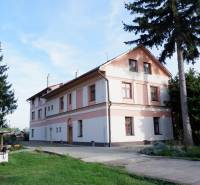 Ponúkame na predaj penzión v Poľnom Kesove - Budova v Poľnom Kesove obklopená zeleňou, Hotely a penzióny atmosférou domova.