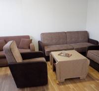 Ponúkame na predaj penzión v Poľnom Kesove - Obývacia izba s pohovkami, kreslami, stolíkom a podlahou s dreveným dekorom v Hoteloch a penziónoch.