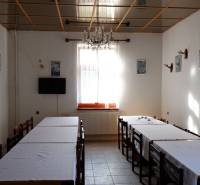 Ponúkame na predaj penzión v Poľnom Kesove - Jedáleň v Hoteloch a penziónoch so stolmi, stoličkami a dekoračnými parožkami na stenách.