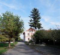 Ponúkame na predaj penzión v Poľnom Kesove - Cesta vedie k vidieckemu domu obklopenému zeleňou v Poľnom Kesove, Hotely a penzióny.