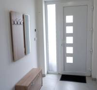 Ponúkame na predaj 3 izbový radový dom v obci Rastislavice. - Predsieň rodinného domu s vešiakom, zrkadlom a dizajnovými dverami.