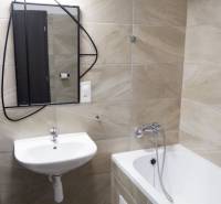 Ponúkame na predaj 3 izbový radový dom v obci Rastislavice. - Kúpeľňa s vaňou, umývadlom a zrkadlom, s obkladmi v pieskových odtieňoch.