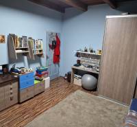 Krásny rodinný dom s rozľahlým pozemkom - Detská izba v rodinnom dome s dreveným dekorom a nábytkom.