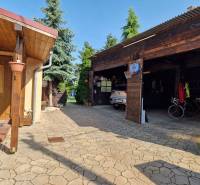 Krásny rodinný dom s rozľahlým pozemkom - Rodinný dom v Dlhej nad Váhom s prístreškom, garážou a upraveným dvorom.