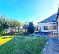 Domov, kde si vytvoríte vlastný príbeh – rodinný dom na predaj, Neded - Rodinný dom v Nedede s upravenou záhradou, trávnikom a altánkom vedľa domu.