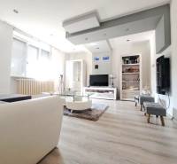 Domov, kde si vytvoríte vlastný príbeh – rodinný dom na predaj, Neded - Obývacia izba v rodinnom dome s podlahou s dreveným dekorom a pohovkou.