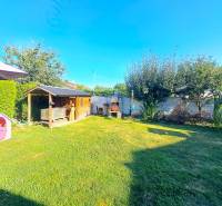 Domov, kde si vytvoríte vlastný príbeh – rodinný dom na predaj, Neded - Záhrada pri rodinnom dome v Nedede s dreveným altánkom a detským domčekom.