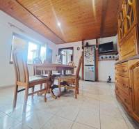 Domov, kde si vytvoríte vlastný príbeh – rodinný dom na predaj, Neded - Jedálenská miestnosť v rodinnom dome s dreveným stropom a dlažbou.