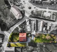 Priestranný 2-generačný dom v centre. Bývajte spolu a predsa v súkromí - Letecký pohľad na vilu v Žarnovici na ulici Andreja Sládkoviča s priestrannou záhradou.