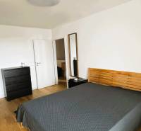 5 - izbový rodinný dom - 168 m², na pozemku 223 m², Ivanka pri Dunaji - Spálňa v rodinnom dome s posteľou, komodou a podlahou s dreveným dekorom.