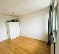 5 - izbový rodinný dom - 168 m², na pozemku 223 m², Ivanka pri Dunaji - Izba v rodinnom dome s bielou skriňou a podlahou s dreveným dekorom.