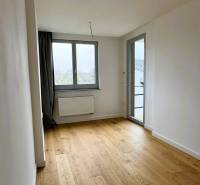 5 - izbový rodinný dom - 168 m², na pozemku 223 m², Ivanka pri Dunaji - Izba v rodinnom dome s podlahou s dreveným dekorom a veľkými oknami.