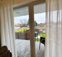 5 - izbový rodinný dom - 168 m², na pozemku 223 m², Ivanka pri Dunaji - Interiér rodinného domu s výhľadom na terasu a záhradu, podlaha s dreveným dekorom.