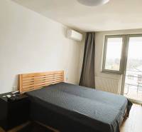 5 - izbový rodinný dom - 168 m², na pozemku 223 m², Ivanka pri Dunaji - Spálňa s posteľou, nočným stolíkom a podlahou s dreveným dekorom v Rodinnom dome.