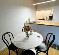 5 - izbový rodinný dom - 168 m², na pozemku 223 m², Ivanka pri Dunaji - Jedáleň v rodinnom dome s okrúhlym stolom, kvetmi a podlahou s dreveným dekorom.