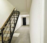 5 - izbový rodinný dom - 168 m², na pozemku 223 m², Ivanka pri Dunaji - Chodba rodinného domu s minimalistickými schodmi, svetlými stenami a dlažbou.