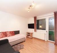 ViNi real / TOP PONUKA! Moderný 4-izb. bungalov s garážou, KVETOSLAVOV - Obývacia izba v rodinnom dome s pohovkou, televízorom a podlahou s dreveným dekorom.