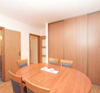 ViNi real / TOP PONUKA! Moderný 4-izb. bungalov s garážou, KVETOSLAVOV - Jedálenský kút v rodinnom dome s drevenými doplnkami a kúpeľňou v pozadí.