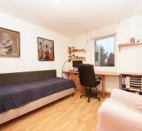 ViNi real / TOP PONUKA! Moderný 4-izb. bungalov s garážou, KVETOSLAVOV - Detská izba v rodinnom dome s posteľou, pracovným stolom a obrazmi na stenách.