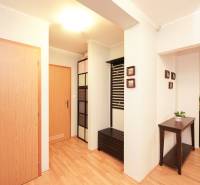 ViNi real / TOP PONUKA! Moderný 4-izb. bungalov s garážou, KVETOSLAVOV - Interiér rodinného domu s podlahou s dreveným dekorom, farebnými skrinkami a kvetináčom.