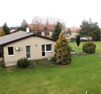 ViNi real / TOP PONUKA! Moderný 4-izb. bungalov s garážou, KVETOSLAVOV - Rodinný dom na Hlavnej v Kvetoslavove s priestrannou záhradou a upraveným pozemkom.